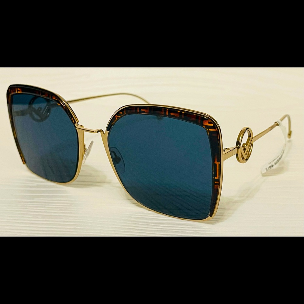 NEW WITH TAGS!!! 🔥🔥🔥 Never worn Fendi oversized sunglasses - authentic